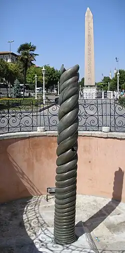 Photographie montrant une colonne torsadée en bronze.