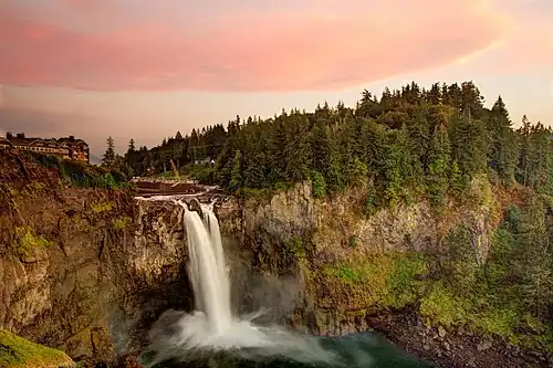 Les chutes de Snoqualmie et la Salish Lodge & Spa (« Hôtel du Grand-Nord » dans la série télévisée) constituent un des paysages récurrents de la série.