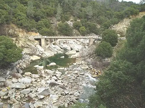 La branche sud de la rivière Yuba à son intersection avec la California State Route 49&nbsp;(en)