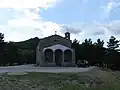 le sanctuaire de la Madonna del Soccorso sur le mont.