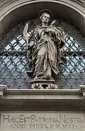 Statue de sainte Ursule au-dessus de l'entrée de l'église et du monastère, 1677.