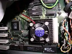 Un processeur socket 4 installé sur une carte mère