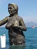 ... à moitié immergée