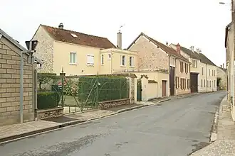 La rue de Corbeil.