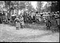 Soldats près d'une cantine.