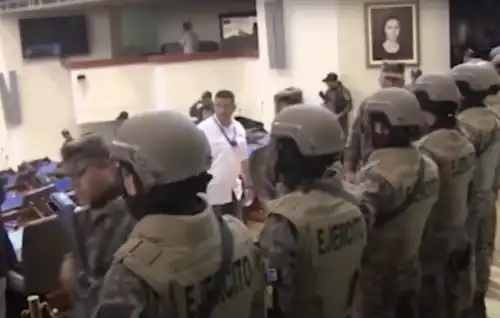 Description de l'image Soldiers in the Legislative Assembly.png.