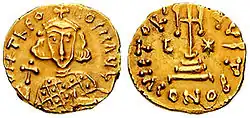 Photographie des deux faces d'une monnaie byzantine en or avec une face représentant un homme couronné et une autre représentant une croix.