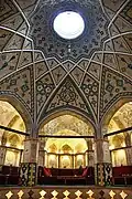 Décoration de miroirs et de céramique à l'intérieur du hammām