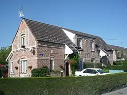 Des habitations groupées par deux.
