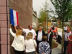 La stèle s'apprêtant à être dévoilée.