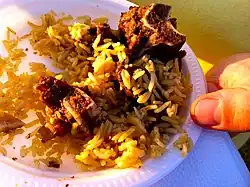 Plat à base de viande de dromadaire et de riz, en Somalie.