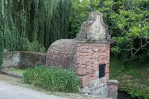 Une fontaine de village datant de 1864 à Sombrun dans les Hautes-Pyrénées (France).