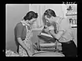 Méthode d'entretien d'une essoreuse dans les années 1940 (Photographie d'Ann Rosener)