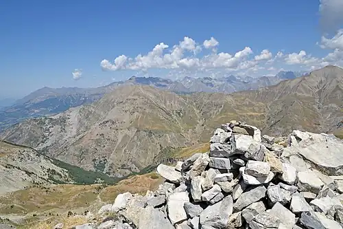 Sommet du Piolit dans les Ecrins constitué de calcaire lité à intercalations de microbrèches.