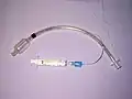 Sonde d'intubation trachéale avec ballonnet gonflé (seringue de gonflage en place).
