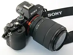 Un Alpha 7 équipé de l'objectif de kit (28-70&nbsp;mm).