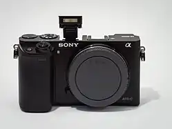 Le flash intégré déployé.