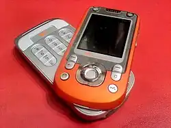 Sony Ericsson W550i (en), un téléphone pivotant.