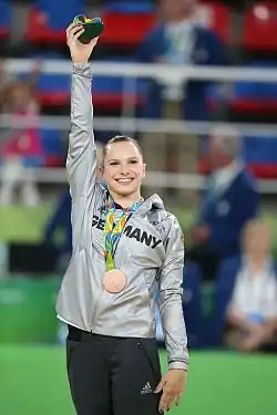 Description de l'image Sophie Scheder Siegerehrung Rio.jpg.