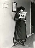 Sophie de Vries-de Boer (nl) portant une jupe-culotte dans les bureaux de Het Leven. Geïllustreerd (nl) (1911).