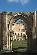Arcades au nord-est, portail à l'angle sud-ouest