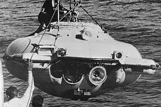 Photographie en noir et blanc de la soucoupe plongeante SP-350 hors de l'eau.