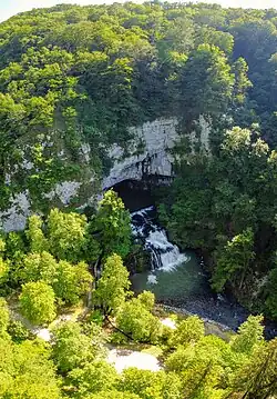 Reculée et cascade de la source du Lison.