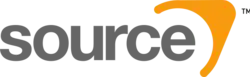 Source est inscrit en caractères gris-noir, avec une forme orange ressemblant à un boomerang.