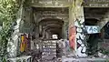 Les piliers massifs des ruines