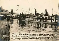Le sous-marin français Turquoise après sa capture par les Turcs. Les Alliés perdent dix sous-marins dans les Dardanelles.
