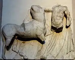 Sculpture en marbre carrée ; combat entre un homme et un centaure.