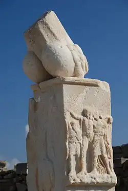 Délos, colonne ithyphallique, Stibadéïon de Dionysos.