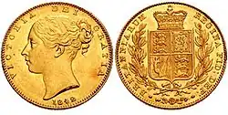 Deux pièces d'or côte à côte. Le revers porte le profil d'une jeune femme tandis que les armoiries britanniques sont gravées sur l'avers.