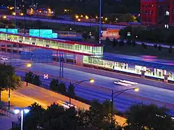 Vue sur la station Sox–35th et la Dan Ryan Expressway de nuit.
