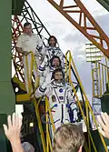 Les membres d’équipage saluant les spectateurs avant l’embarquement.