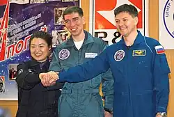 De gauche à droite : Yi So-yeon, Sergei Volkov et Oleg Kononenko