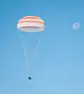 La capsule Soyouz TMA-21 pendant la descente avant l’atterrissage.