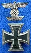 Une croix de fer 1914 de 1re&nbsp;classe avec l'agrafe « 1939 ».