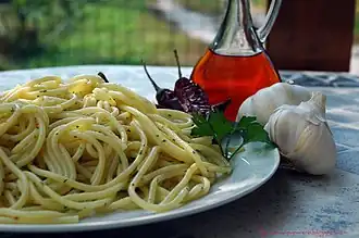 Avec des spaghettis.