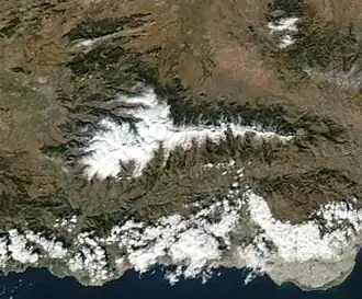 Au centre, la Sierra Nevada enneigée