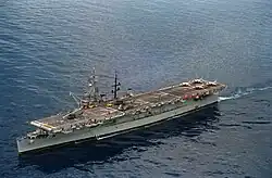 Le SNS Dédalo (ex Cabot) avec des avions AV8S Matador (Harrier) et des hélicoptères Twin Huey et Sea-King. Noter les deux cheminées.
