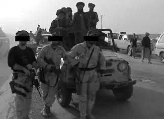 Trois membres des Special Forces posant avec des combattants afghans, le 10 novembre 2001 après la bataille de Mazar-e-Charif.