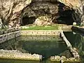 Grotte aménagée à l'arrière-plan, bassin-vivier et triclinium.