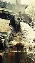 Un des quatre sphinx cracheurs d'eau.