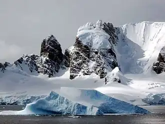Le :Spigot Peak&nbsp;(en), sur la Côte de Danco.