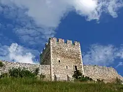 Un mur et une tour.