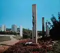 Le monument à Rade Končar dans le parc commémoratif de Šubićevac&nbsp;(sr) à Šibenik (premier plan)