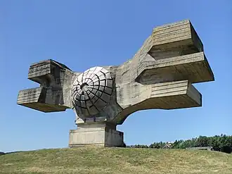 Monument à la Révolution (1967) conçu par Dušan Džamonja (en) à Podgarić