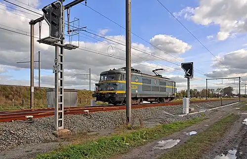 La ligne 51A aux environs de Lissewege. À gauche: le talus de la ligne 51B/1, dite "Bocht van Ter Doest". La locomotive n° 2634 retourne de Zeebruges en direction de Bruges.