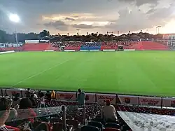 Description de l'image Sportpark Unterhaching - Ansicht Westtribüne 4.jpg.